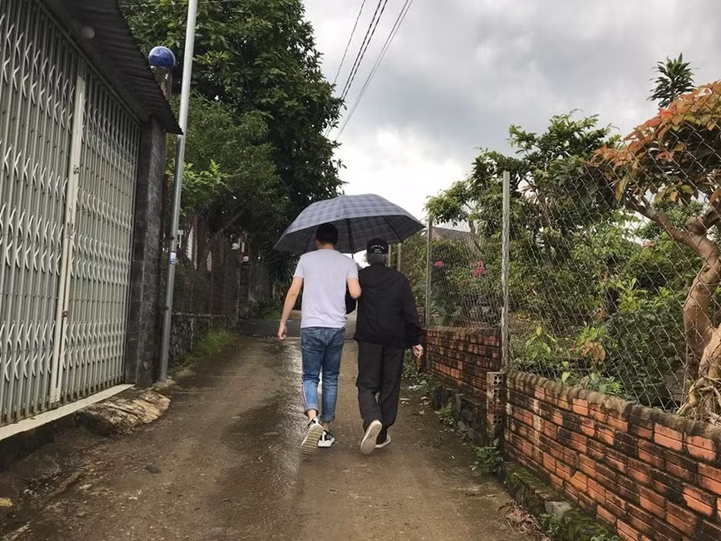 Sau tang lễ, trên trang cá nhân, Dương Triệu Vũ đăng tải hình ảnh bên người bố quá cố kèm dòng trạng thái đầy xúc động. Em trai Hoài Linh tâm sự, trong ngày trước khi bố anh qua đời, anh được nói lời yêu thương với ông, chăm sóc ông mỗi ngày. Dương Triệu Vũ sẽ thay bố lo cho mẹ chu toàn. Ảnh: FB Dương Triệu Vũ