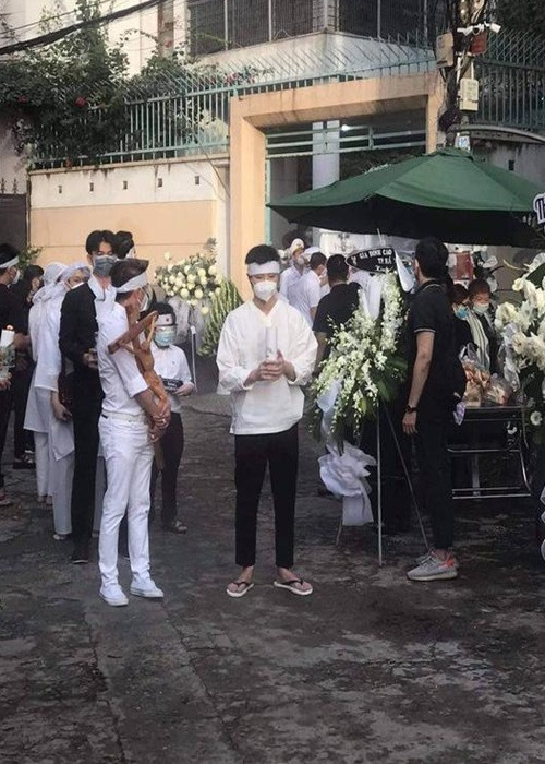 Đàm Vĩnh Hưng cũng có mặt trong tang lễ bố nghệ sĩ Hoài Linh. Nam ca sĩ mặc trang phục tông trắng, đội khăn tang. Ảnh: Doanh nghiệp và tiếp thị