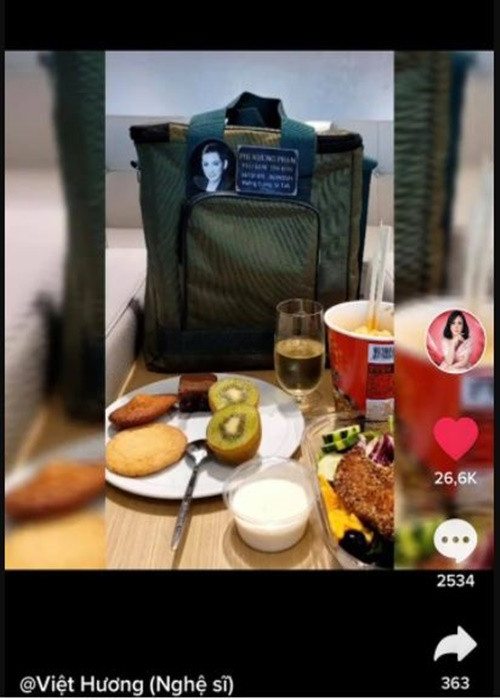 Việt Hương dành riêng một phần thức ăn cho cố ca sĩ Phi Nhung trên máy bay. Ảnh: Saostar