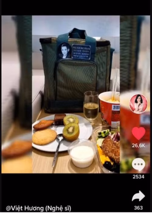 Việt Hương dành riêng một phần thức ăn cho cố ca sĩ Phi Nhung trên máy bay. Ảnh: Saostar