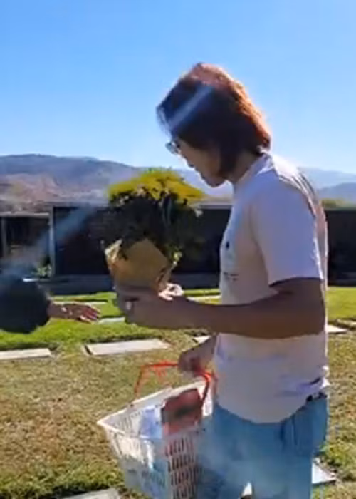 Nhạc sĩ Hoài Phương - chồng Việt Hương cũng đến viếng mộ nghệ sĩ Chí Tài. Ảnh: Dân Việt