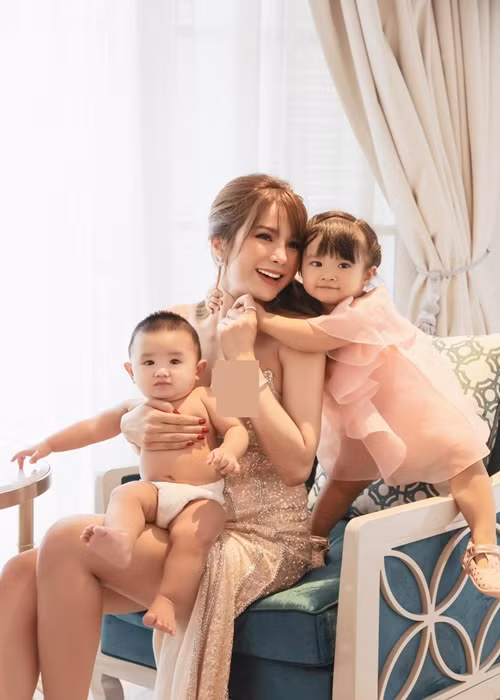 Nữ người mẫu hiện tại là bà mẹ 2 con. Cô sinh con gái đầu lòng vào tháng 11/2018 và con trai thứ 2 vào tháng 11/2019. Ảnh: FB Diệp Lâm Anh