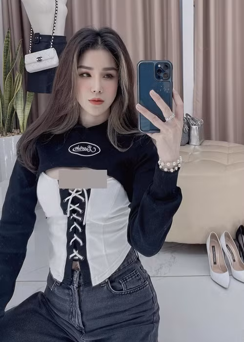 Có body quyến rũ là vậy nhưng Diệp Lâm Anh vẫn bị soi gương mặt thiếu tự nhiên. Ảnh: FB Diệp Lâm Anh