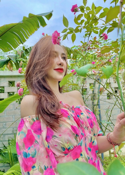 Nữ diễn viên sinh năm 1991 tự tin khoe gương mặt dường như không có góc chết.