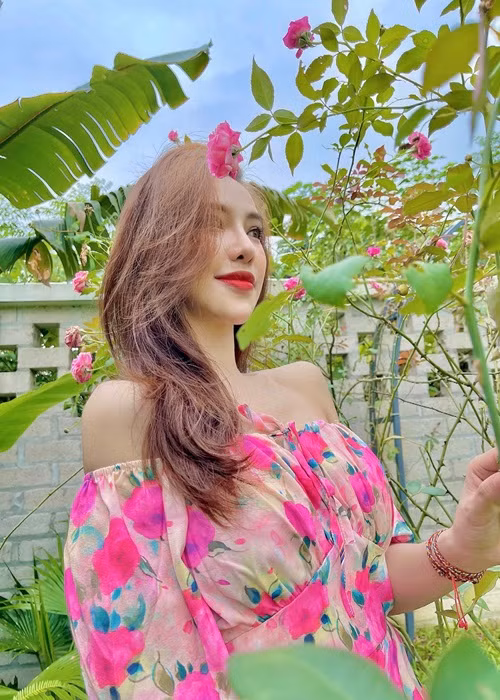 Nữ diễn viên sinh năm 1991 tự tin khoe gương mặt dường như không có góc chết.