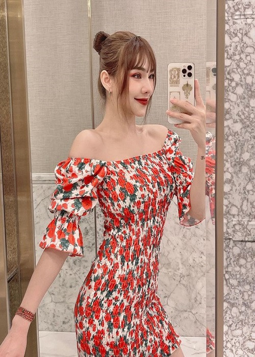 Gương mặt của Lưu Đê Ly ngày càng thon nhỏ, mũi cao hơn, môi quyến rũ.