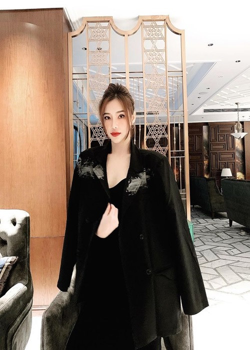 Bà mẹ một con lúc trẻ trung, nhí nhảnh khi sang trọng, quyến rũ.