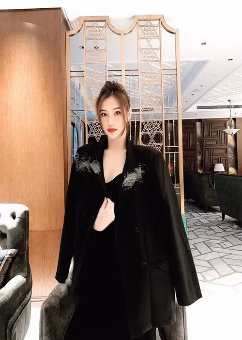 Bà mẹ một con lúc trẻ trung, nhí nhảnh khi sang trọng, quyến rũ.