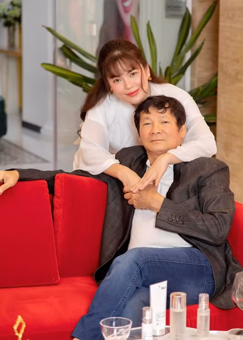 Những tấm ảnh mặc bikini khoe dáng Phương Lê thường chia sẻ hầu hết đều do ông xã và con gái chụp cho.