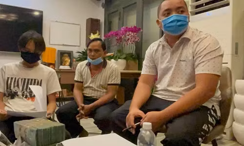 Ho Van Cuong da nhan tien cat-se kem 500 trieu Phi Nhung hua tang