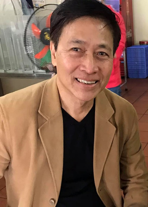 Mới đây, Quốc Tuấn nghỉ hưu ở tuổi 60 sau 19 năm gắn bó với Hãng phim truyện Việt Nam. Nam diễn viên khẳng định vẫn đóng phim khi gặp được kịch bản phù hợp. Những năm của thập niên 90, Quốc Tuấn là một trong những gương mặt được yêu mến ở miền Bắc. Ảnh: Vietnamnet