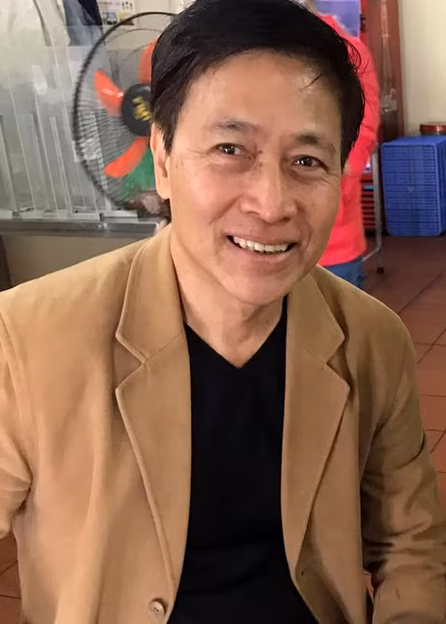 Mới đây, Quốc Tuấn nghỉ hưu ở tuổi 60 sau 19 năm gắn bó với Hãng phim truyện Việt Nam. Nam diễn viên khẳng định vẫn đóng phim khi gặp được kịch bản phù hợp. Những năm của thập niên 90, Quốc Tuấn là một trong những gương mặt được yêu mến ở miền Bắc. Ảnh: Vietnamnet