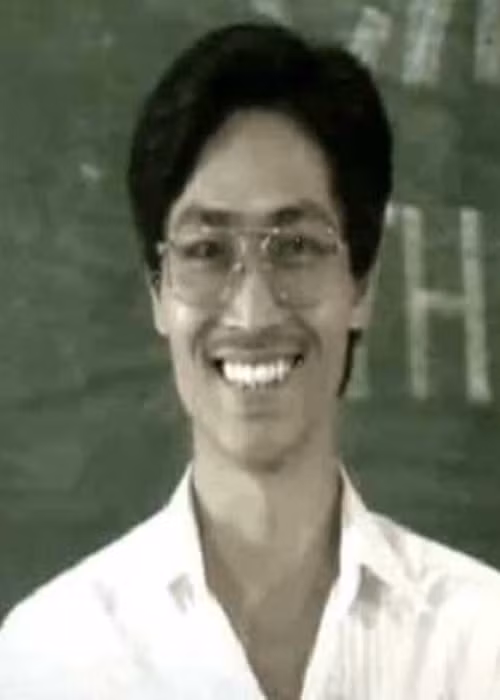 Quốc Tuấn còn gây chú ý khi vào vai thầy giáo Minh - chủ nhiệm lớp 12A, đồng thời là giáo viên môn Văn trong bộ phim “12A và 4H” lên sóng năm 1995. Ảnh: Đất Việt