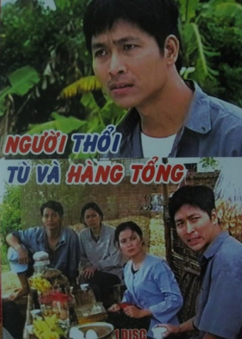 Theo Quốc Tuấn, anh còn có fan “cuồng”. Nam diễn viên kể: “Có lần tôi đang ký trên sân khấu thì bị một bạn nữ nhảy lên cắn một phát vào vai, dù áo dày mà tôi vẫn bị đau khủng khiếp. Quá bất ngờ và đau nên tôi phản ứng một cách tự nhiên theo phản xạ hất và tỏ thái độ cáu. Sau đó, bạn ấy viết thư, tỏ ra rất buồn khi tôi cáu như vậy. Bạn ấy giải thích rằng không biết làm cái gì để cho Quốc Tuấn nhớ nên bạn ấy chọn cách đó. Khi biết được lý do này, tôi rất hối hận". Ảnh: Dân trí