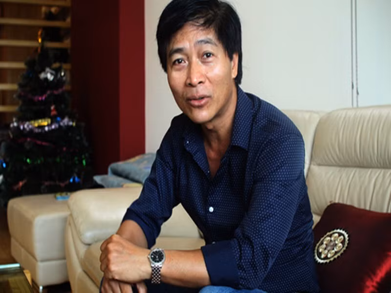 Ngoài ra, thời đóng xong vai Thi, Quốc Tuấn còn viết thư trả lời khán giả hâm mộ có ngày đến cả trăm lá. “Tính cả tiền tem, phong bì và mỗi bức hình gửi kèm, tôi... “lõm” nhưng ngày đó tôi vui lắm”, nam diễn viên chia sẻ. Ảnh: Người lao động