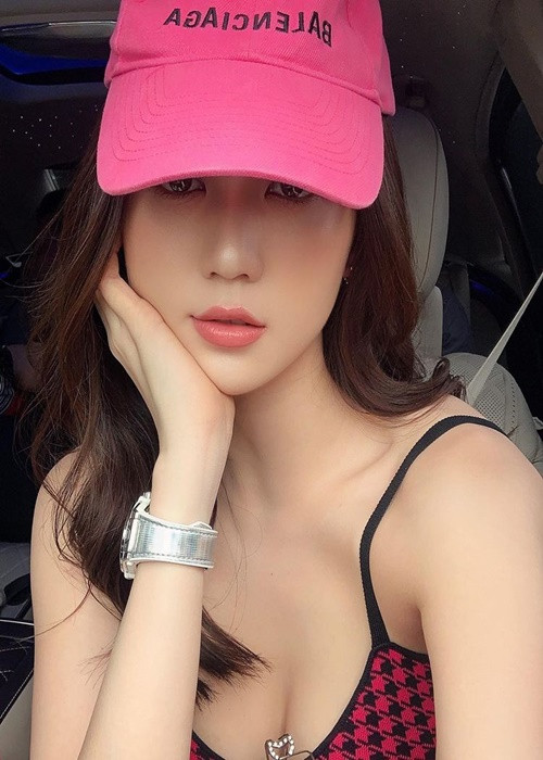 Ngọc Trinh cho rằng bán hàng online không dễ dàng và tầm thường như nhiều người nghĩ khi phải học hỏi luyện tập rất nhiều để có thể làm công việc này.