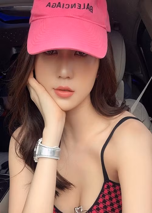 Ngọc Trinh cho rằng bán hàng online không dễ dàng và tầm thường như nhiều người nghĩ khi phải học hỏi luyện tập rất nhiều để có thể làm công việc này.