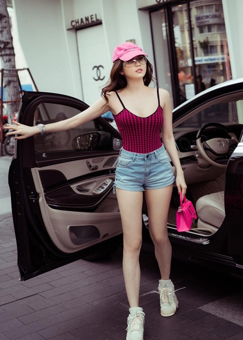 Ngọc Trinh khoe vóc dáng nuột nà, làn da trắng sáng.