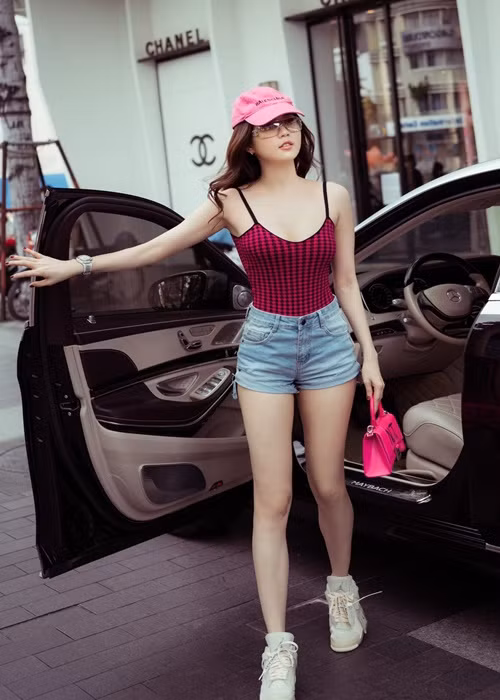 Ngọc Trinh khoe vóc dáng nuột nà, làn da trắng sáng.