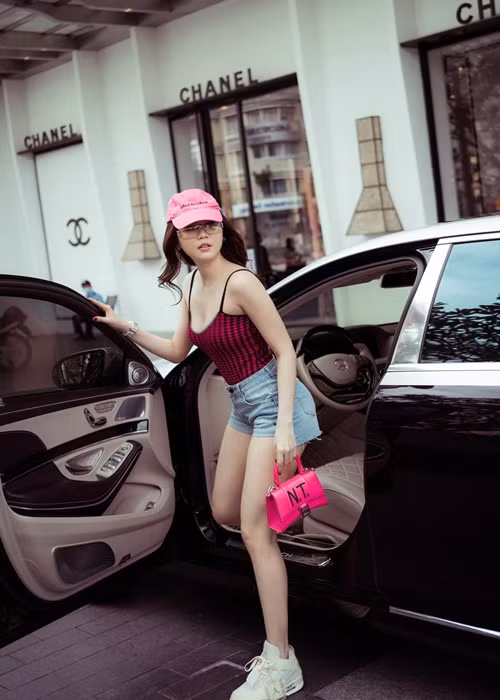 Chân dài gốc Trà Vinh diện áo hai dây kết hợp với quần short jean.