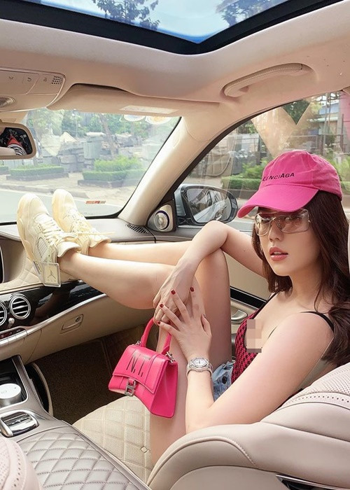 Trên trang cá nhân, chân dài gốc Trà Vinh chăm khoe các buổi tập luyện.