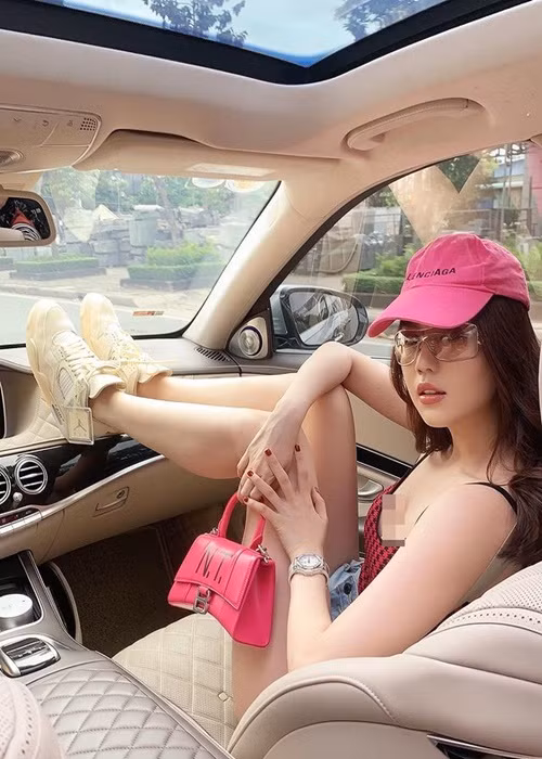 Trên trang cá nhân, chân dài gốc Trà Vinh chăm khoe các buổi tập luyện.