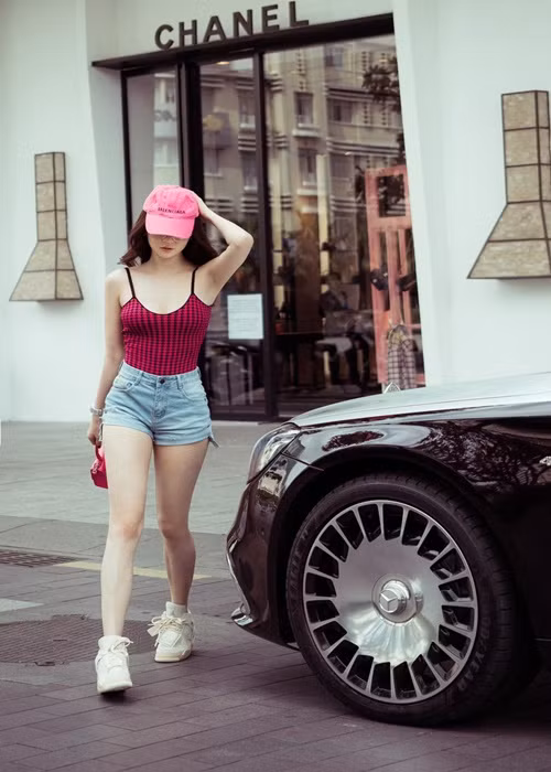 Cách đây không lâu, Ngọc Trinh vướng ồn ào mua gương nhái khi đại diện thương hiệu cho biết, họ không nhận được đơn đặt hàng nào từ Ngọc Trinh.