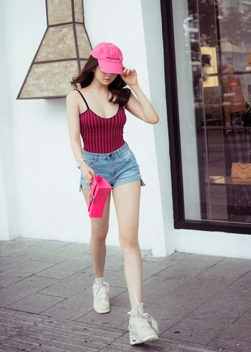 Ngọc Trinh giữ im lặng trước nghi vấn sử dụng hàng fake.