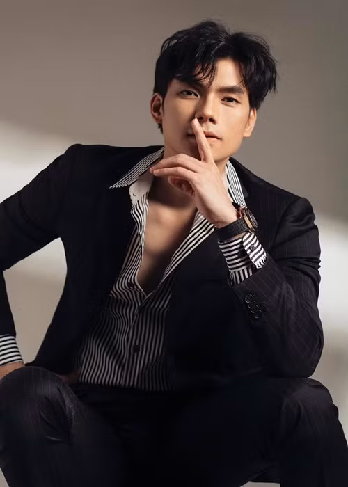 Nam diễn viên thừa nhận bản thân là người lụy tình, thích những câu chuyện tình lãng mạn, trong sáng và giống như trong phim.