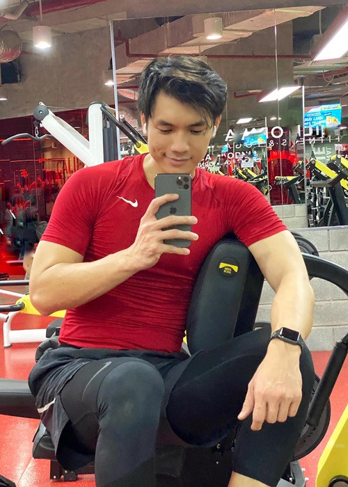 Việc Nhan Phúc Vinh được nhiều cô gái theo đuổi không quá bất ngờ. Anh không chỉ tài năng mà còn có vẻ ngoài phong độ.