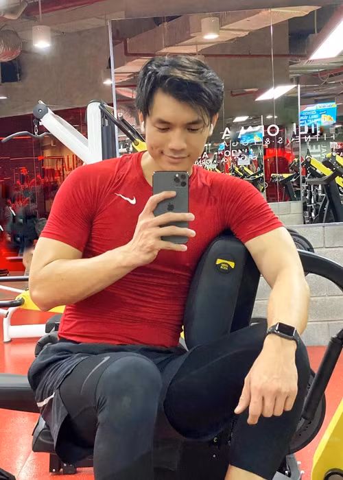 Việc Nhan Phúc Vinh được nhiều cô gái theo đuổi không quá bất ngờ. Anh không chỉ tài năng mà còn có vẻ ngoài phong độ.