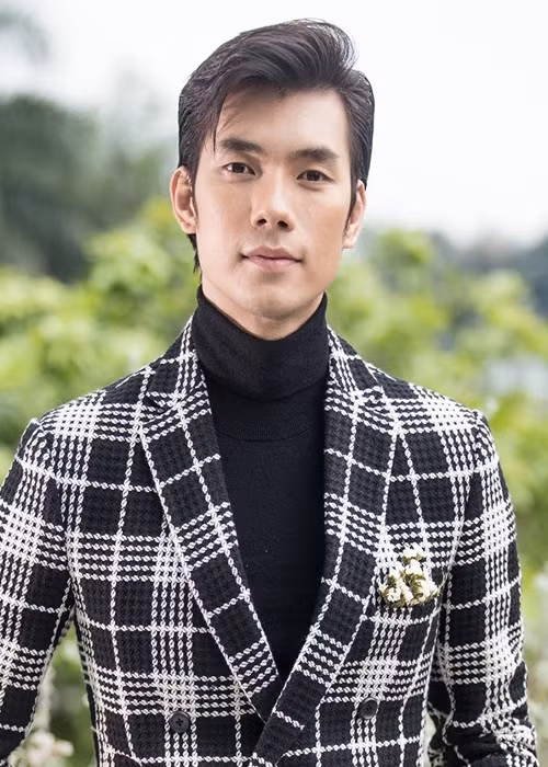 Nhan Phúc Vinh tiết lộ, khi còn học đại học, anh thích một cô gái. Đến ngày 14/2, anh chuẩn bị quà đến nhà cô gái này để tỏ tình nhưng người này không chịu gặp.