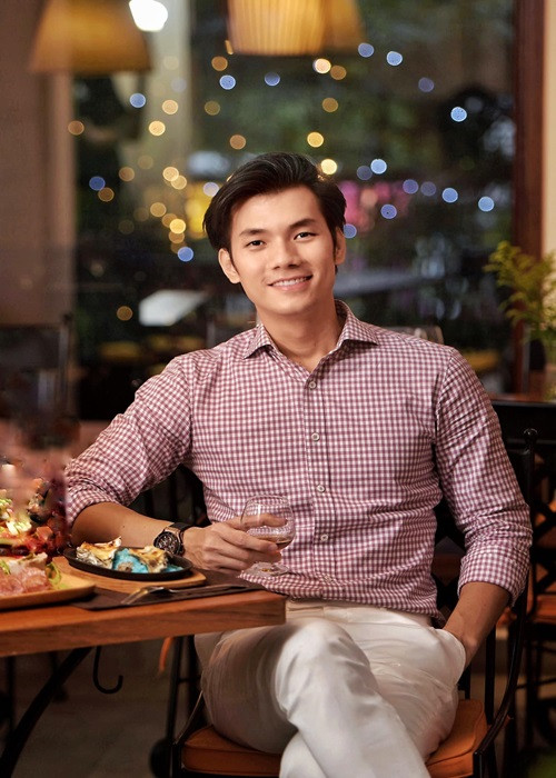 Nam diễn viên điển trai tiết lộ, người anh thích thường không thích anh. “Tôi yêu lần nào cũng bị người ta chủ động rời đi", Nhan Phúc Vinh chia sẻ.