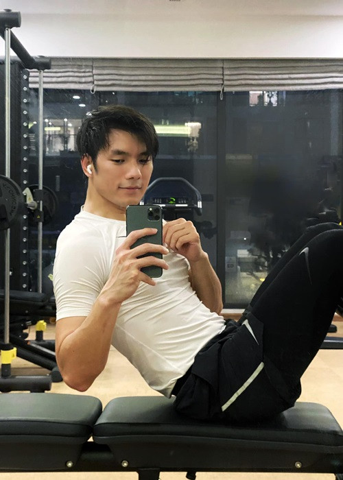 Nam diễn viên sở hữu gương mặt điển trai với má lúm đồng tiền ngọt ngào cùng thân hình đẹp chuẩn huấn luyện viên thể hình.