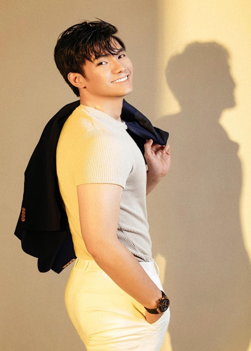 Trong gần 2 năm nay, Nhan Phúc Vinh độc thân. Anh cho biết, có nhiều cô gái mạnh dạn làm quen nhưng anh bị nhát gái.