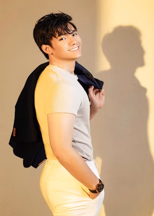 Trong gần 2 năm nay, Nhan Phúc Vinh độc thân. Anh cho biết, có nhiều cô gái mạnh dạn làm quen nhưng anh bị nhát gái.