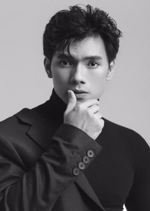 Nhan Phúc Vinh quyết đứng tới sáng để đưa món quà cho bạn gái rồi từ đó hai người chia tay.