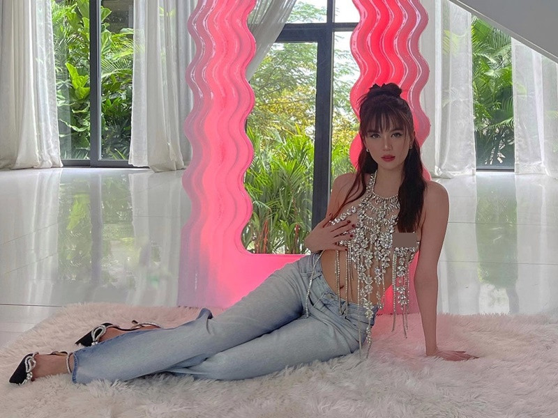 Ngọc Trinh sử dụng vòng cổ thay nội y khiến nhiều người nhớ đến hình ảnh siêu mẫu Bella Hadid tại LHP Cannes 2021. Ảnh: FB Ngọc Trinh