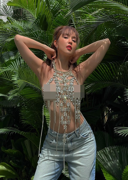 Ngọc Trinh đeo trang sức che vòng một kết hợp với quần jean. Ảnh: FB Ngọc Trinh