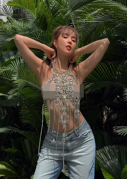 Ngọc Trinh đeo trang sức che vòng một kết hợp với quần jean. Ảnh: FB Ngọc Trinh