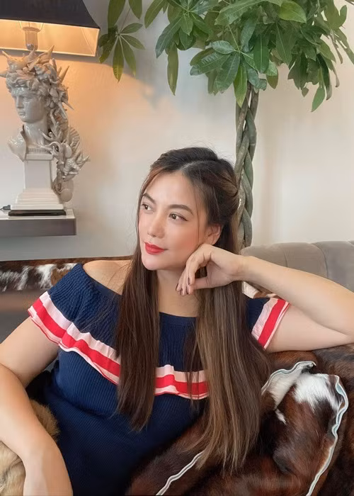 Bà mẹ một con tiết lộ, vóc dáng trở nên thon thả nhờ tập luyện và ăn uống theo quy trình thải độc, thải mỡ. Ảnh: FB Trương Ngọc Ánh