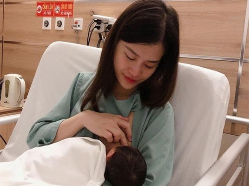 Đông Nhi chăm con bằng sữa mẹ mà không sợ làm hỏng bầu ngực và vóc dáng dù là nghệ sĩ nổi tiếng. Ảnh: FB Đông Nhi