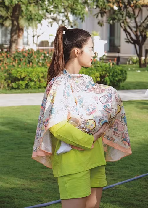 Ở nơi đông người, bà xã của Ông Cao Thắng dùng khăn choàng khi cho con bú. Ảnh: Dân Việt