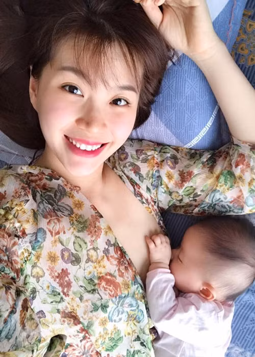 Á hậu Diễm Trang cũng là một trong những mỹ nhân Việt nuôi con bằng sữa mẹ. Ảnh: FB Diễm Trang