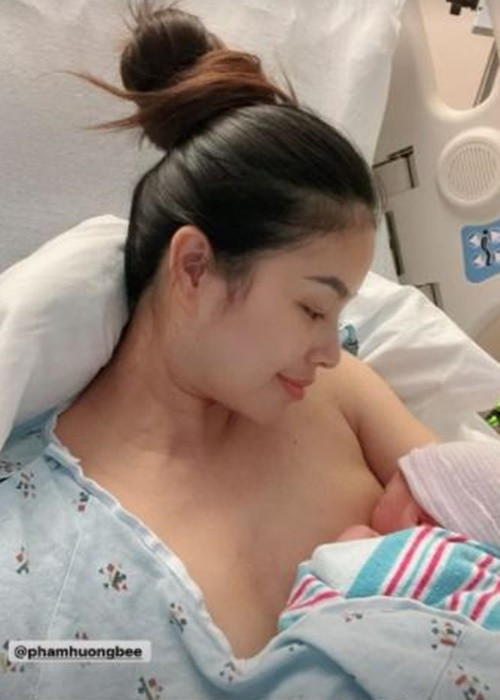 Hoa hậu Phạm Hương đăng tải khoảnh khắc cho con bú sau khi con trai chào đời. Ảnh: FB Phạm Hương
