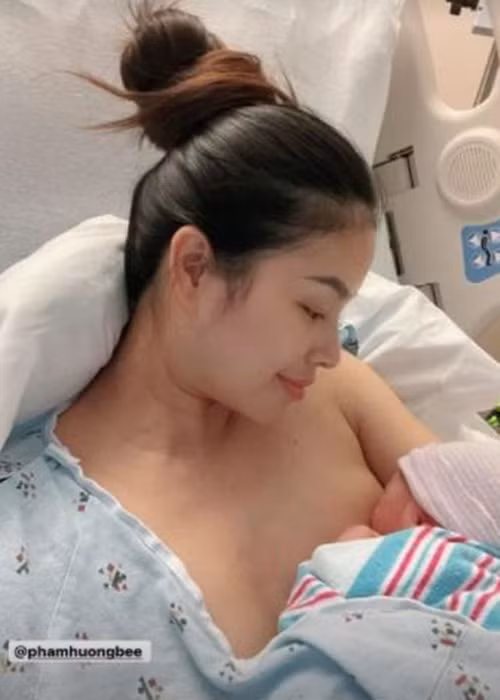 Hoa hậu Phạm Hương đăng tải khoảnh khắc cho con bú sau khi con trai chào đời. Ảnh: FB Phạm Hương