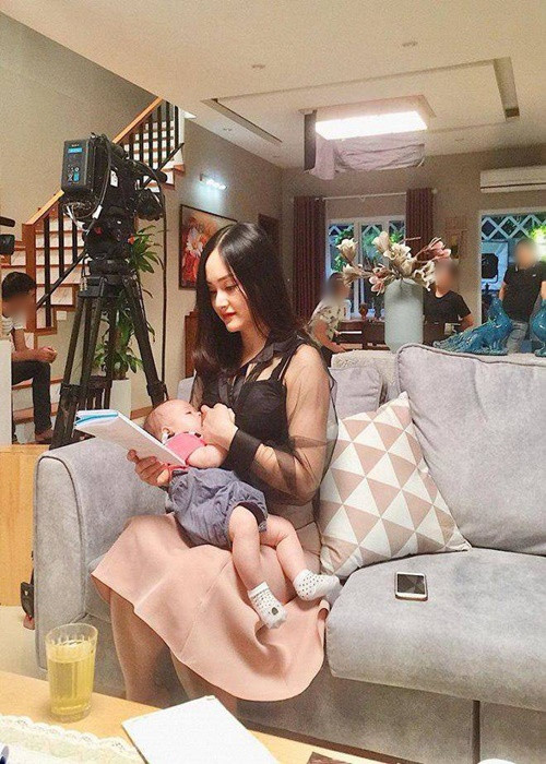 Lan Phương từng cho con gái bú mọi lúc mọi nơi như trên phim trường, khi đi du lịch. Ảnh: FB Lan Phương