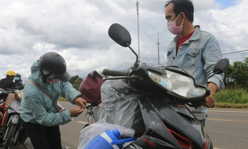 Vo chong thai phu cuoc bo 2.000 km ve que voi chi 200.000 dong