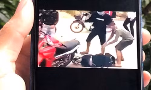 Tam giu 2 nguoi hanh hung nam sinh lop 12