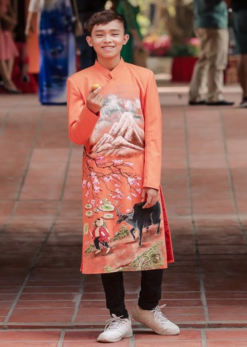 Hồ Văn Cường nhắc đến sự hỗ trợ của mẹ nuôi khi em vỡ giọng: “Cái cảm giác bị khán giả chê hát không còn hay nữa, hát bị chênh phô nó buồn tủi lắm. Mẹ Nhung đã an ủi, động viên em rất nhiều. Mẹ chỉ cho em cách điều chỉnh giọng hát sau khi vỡ giọng. Mẹ cũng hướng dẫn em cách lấy hơi, hát sao cho không còn phô nữa. Đến giờ thì em đã vượt qua áp lực tâm lý này rồi".